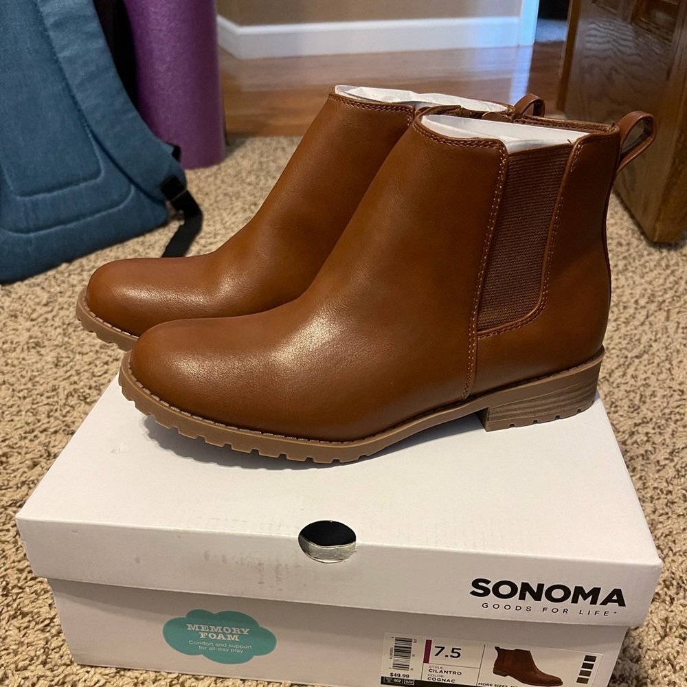 BRAND NEW Womens size 7.5 boots